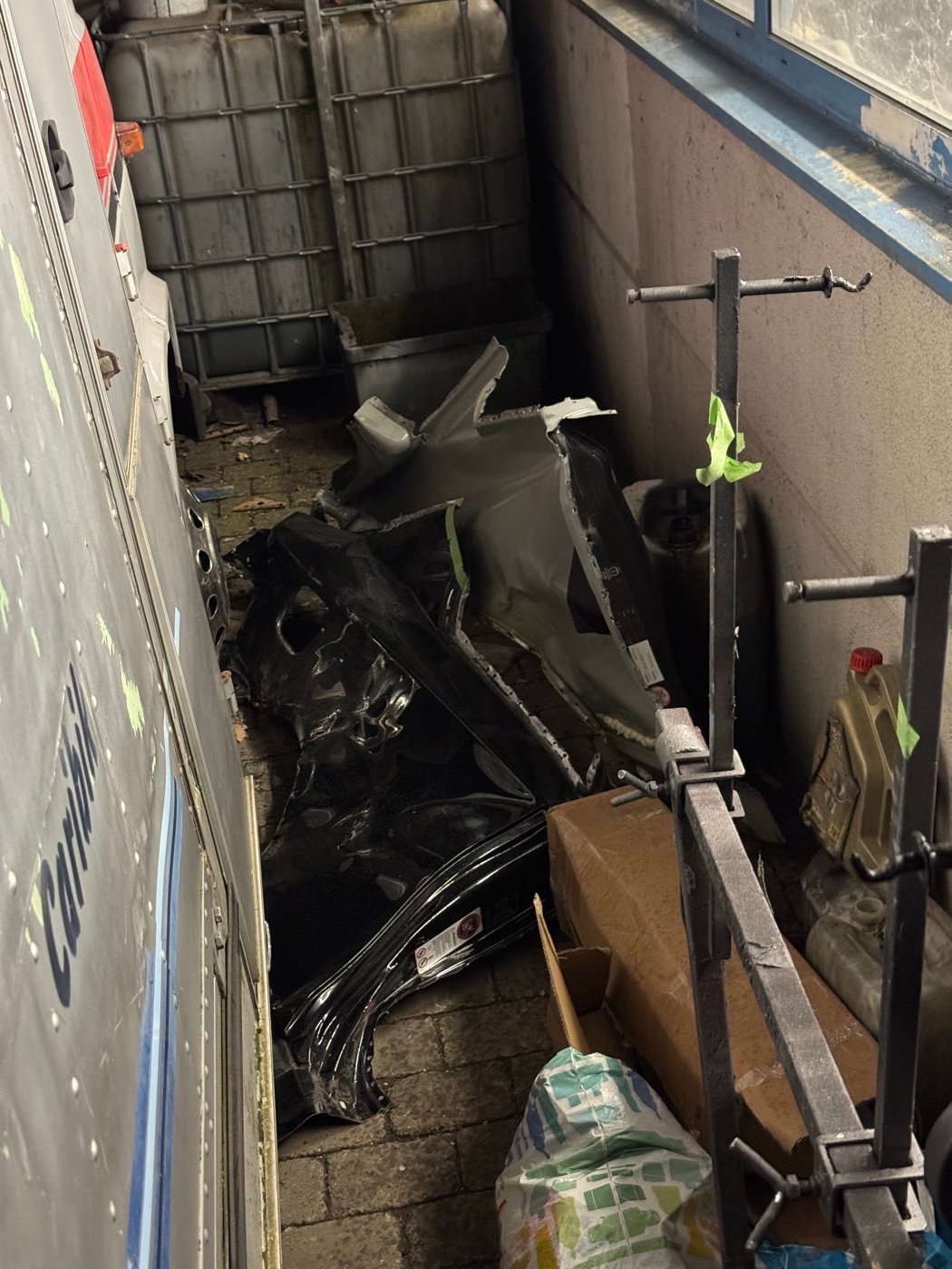 BMW 1er in schwarzem Lack auf der Hebebühne in der Werkstatt